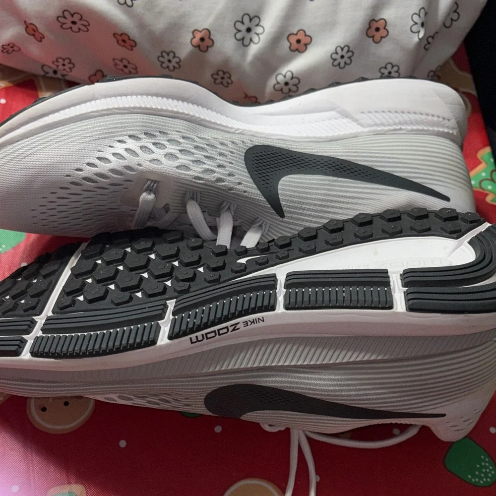 Womens Nike White and Black Running Shoes - Picture 4 of 7